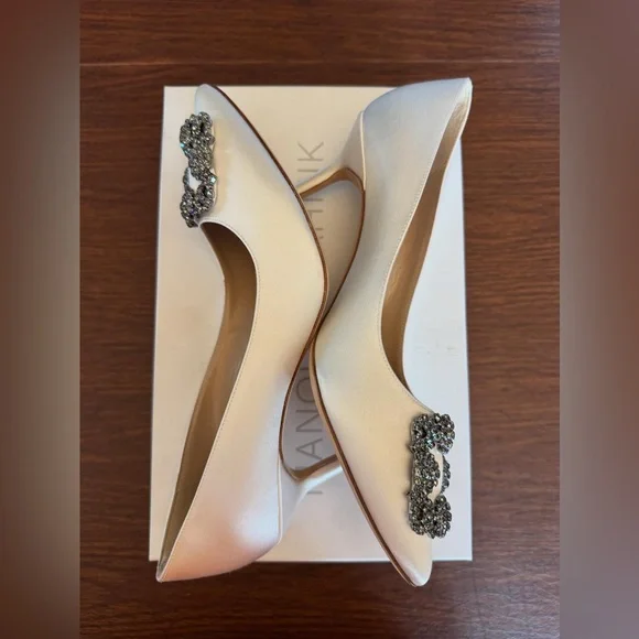 Manolo Blahnik Hangisi 105mm Satin Pumps - Picture 3 of 9